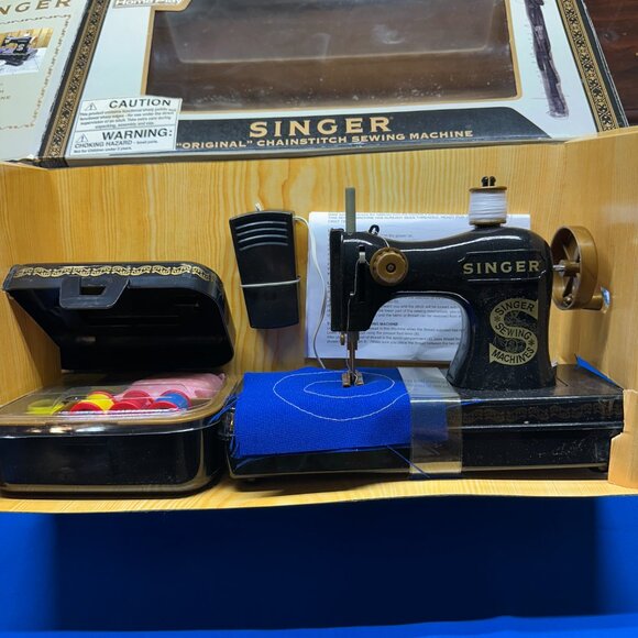 Singer sewing machine - Picture 3 of 5